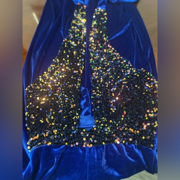 Chic Blue Jumpsuit with Flowing Palazzo Style - Picture 3 of 8